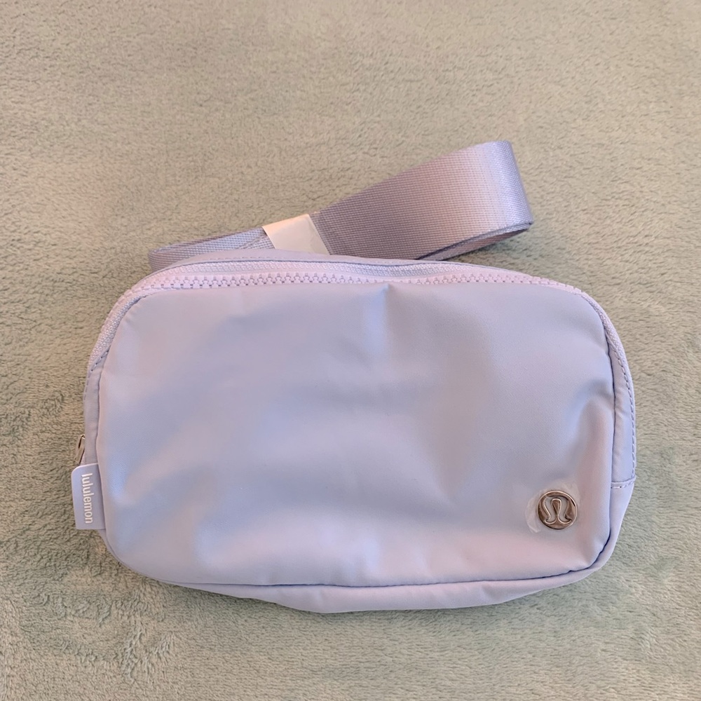 Lululemon Everywhere Belt Bag (pastel blue)